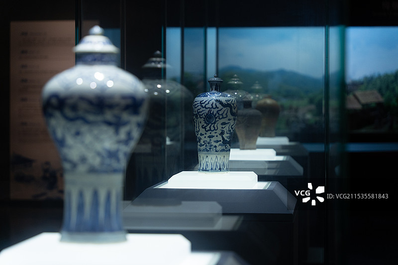 明靖江王朱履焘夫妇合葬墓出土梅瓶图片素材