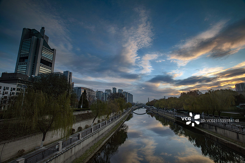 北京通惠河冬日的早晨朝霞满天图片素材