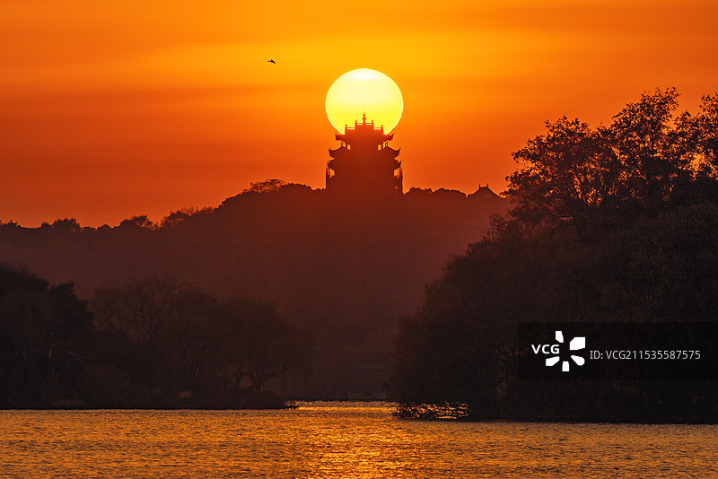 杭州西湖日出城隍阁图片素材