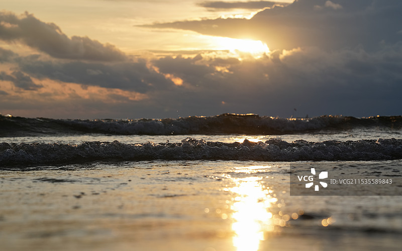 海滩上的金色日落，马来西亚亚庇丹绒亚路图片素材