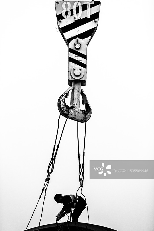 工人吊装作业施工图片素材