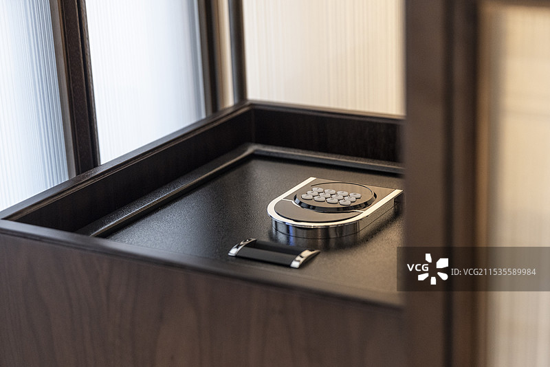 酒店客房内的保险箱特写，五星级豪华酒店图片素材