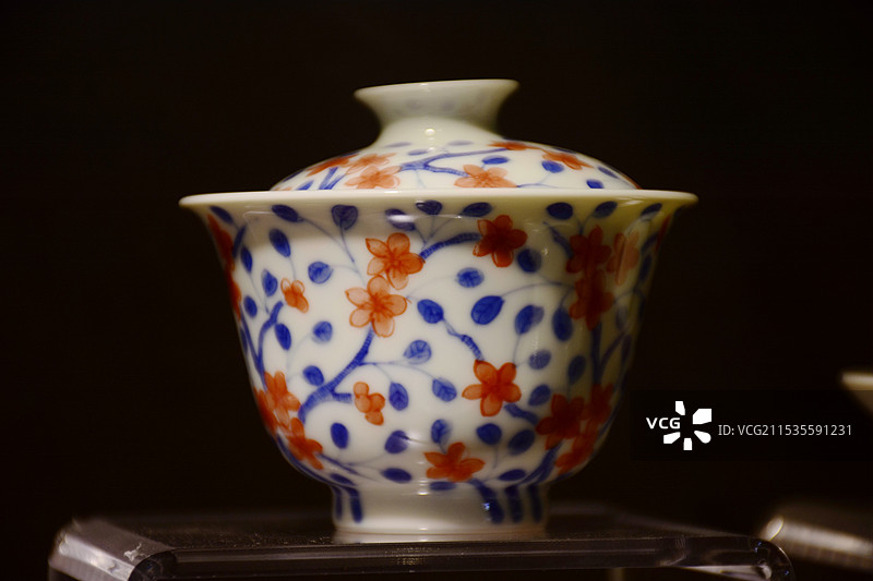 青花瓷盖碗和茶杯图片素材