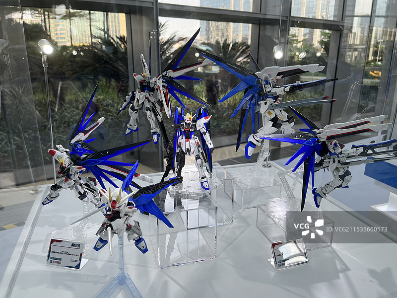 商场内部的高达机甲展览图片素材