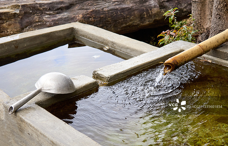 云南腾冲高黎贡山泉水与水瓢图片素材