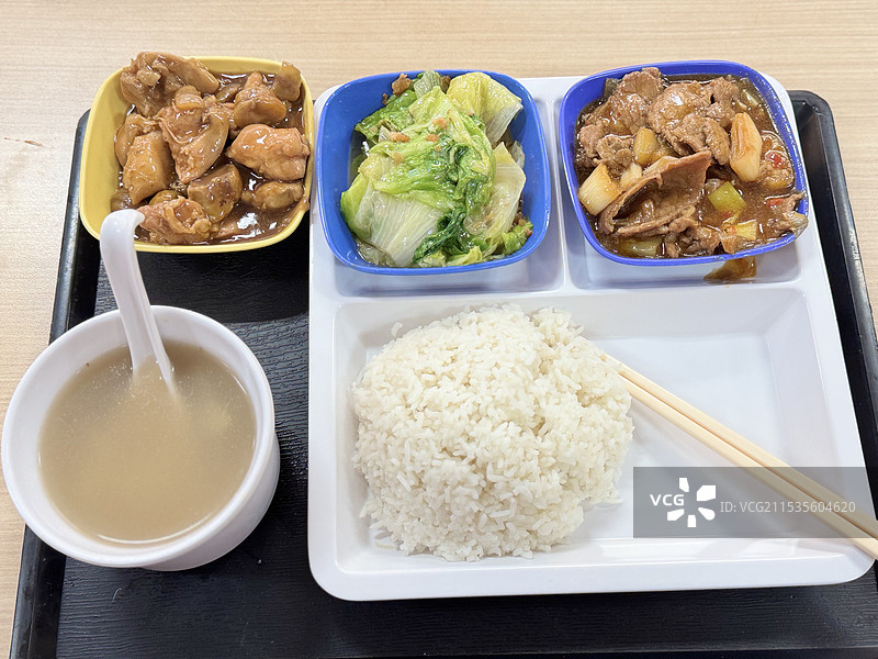 香港三送饭，青菜，栗子炆鸡，京葱牛肉，排骨汤，俯拍，快餐，茶餐厅，食堂，香港理工大学图片素材