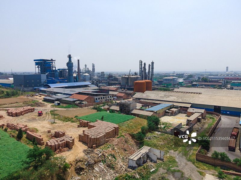 晴空下高角度化工厂外部，工业城市图片素材