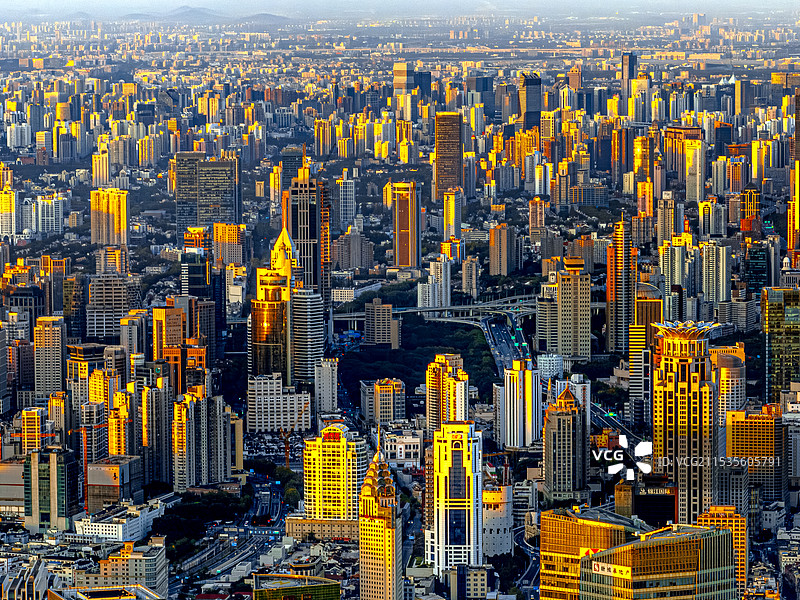 力宝广场 环贸广场 上海延安路高架立交 经济中心城市密集的建筑 鳞次栉比摩天大楼 大都市金色日出图片素材