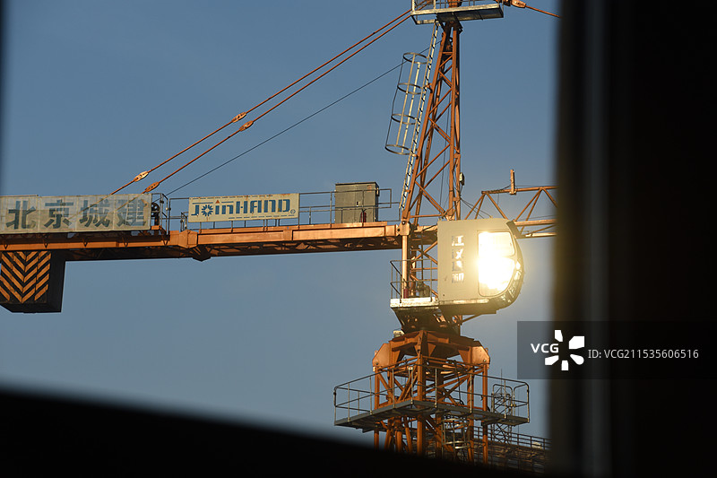 苍穹之下，塔吊勾勒城市天际线图片素材