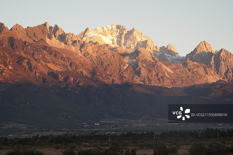 云南丽江玉龙雪山日照金山晴天无云图片素材