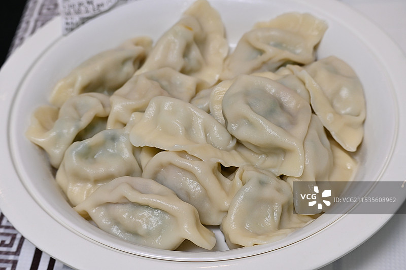 桌上盘子里的秦皇岛特色美食大馅海鲜饺子近景镜头图片素材
