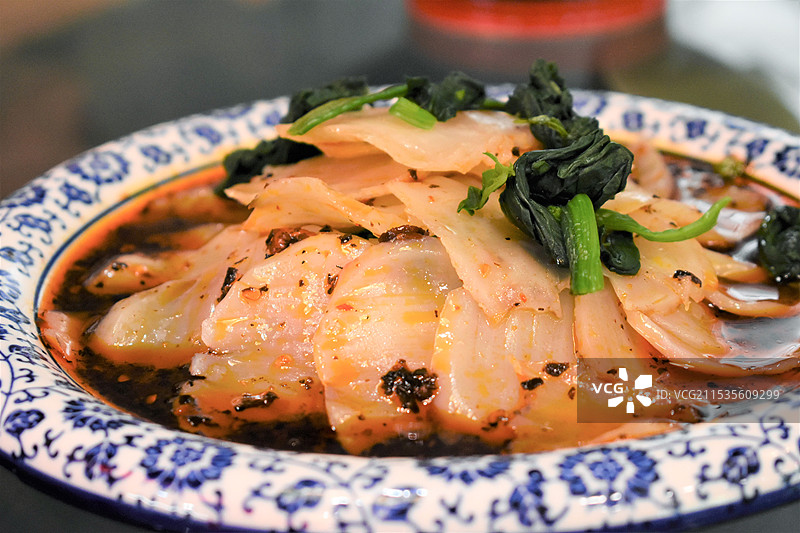 陕西特色美食彬县御面青花瓷盘中近景特写图片素材