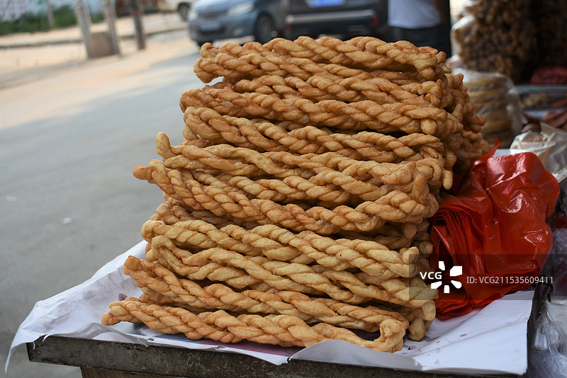 街道上的多个陕西渭南特色麻花近景镜头图片素材