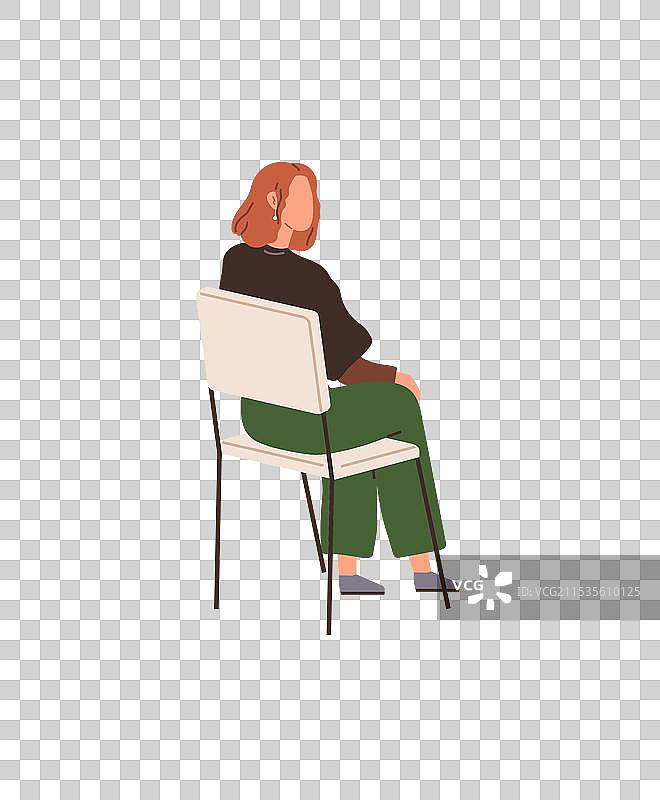 穿着休闲服的女人坐在椅子上图片素材