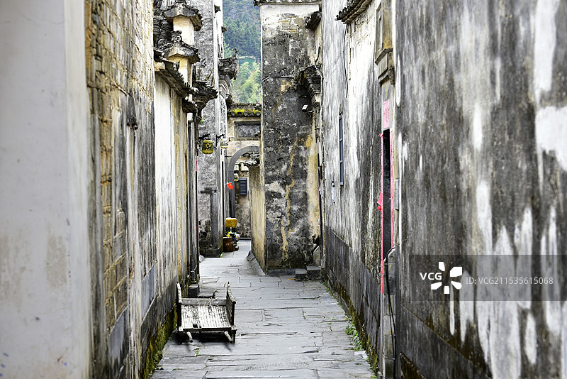 安徽省黟县西递古村传统民居中的空巷子图片素材
