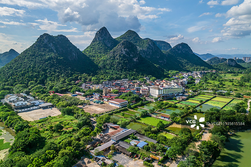 广西桂林芦笛景区喀斯特峰林田园风光航拍图片素材