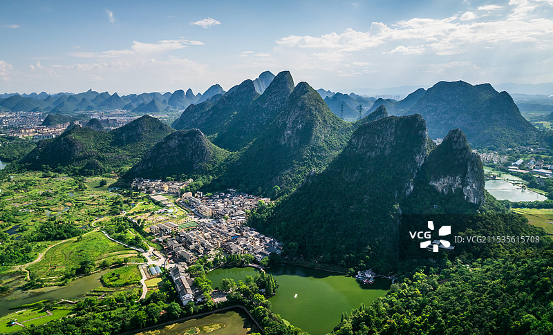 广西桂林芦笛景区喀斯特峰林田园风光航拍图片素材