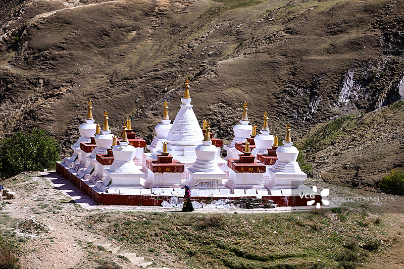 扎叶巴寺半山腰图片素材