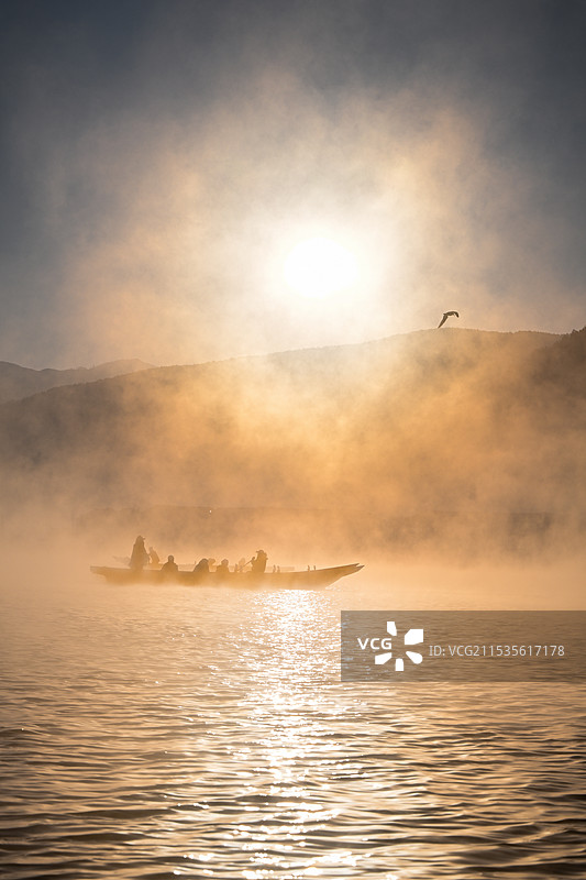 泸沽湖晨雾图片素材