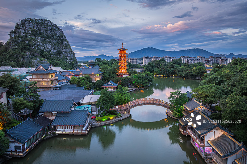 广西桂林叠彩山木龙湖城市夜景风光航拍图片素材