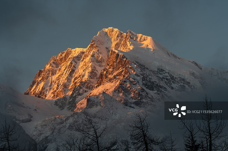 日照金银山图片素材