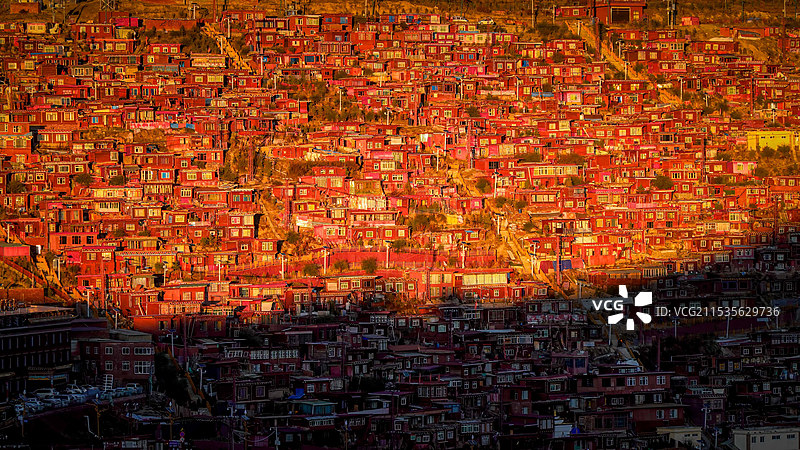 红色房子佛教胜地色达五明佛学院图片素材