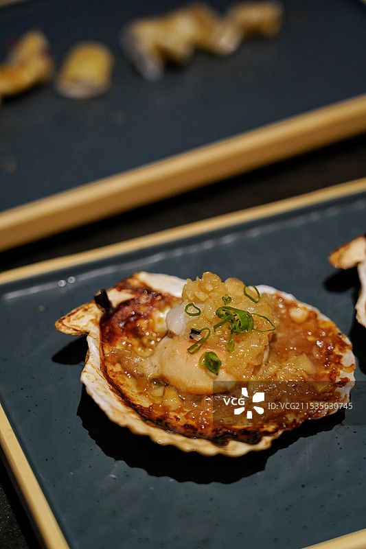 桌上盘子里食物的特写镜头图片素材