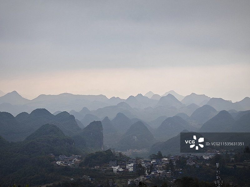 群山中的千年苗寨图片素材
