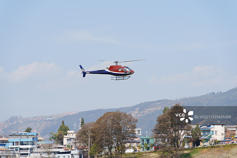 直升机翱翔蓝天图片素材