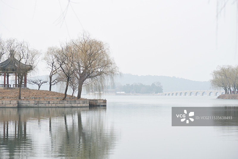 山水画般的颐和园昆明湖西堤图片素材