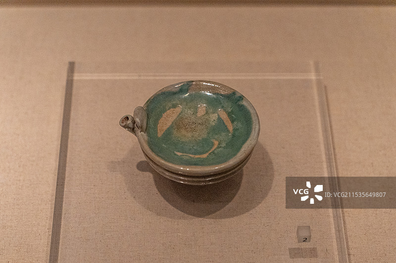邛窑绿釉瓷省油灯图片素材