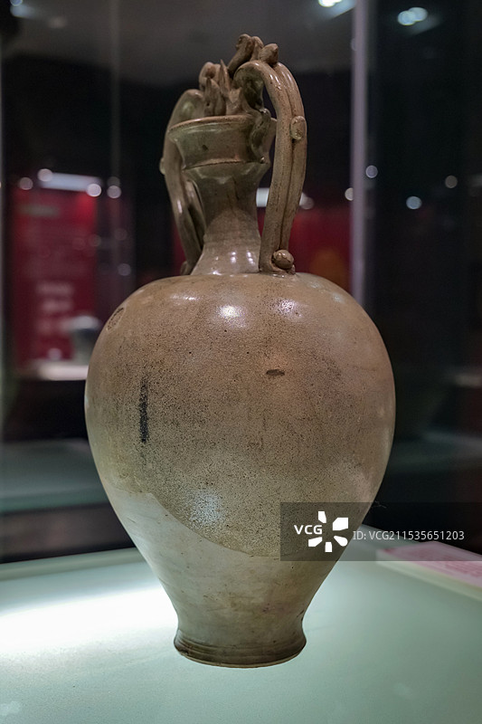 青釉双龙柄瓶（一级文物） 唐代 济南市博物馆“生肖龙文化主题展”图片素材