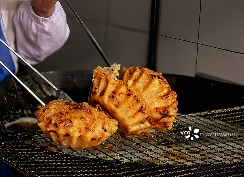 上海历史悠久的街头特色小吃：油墩子图片素材