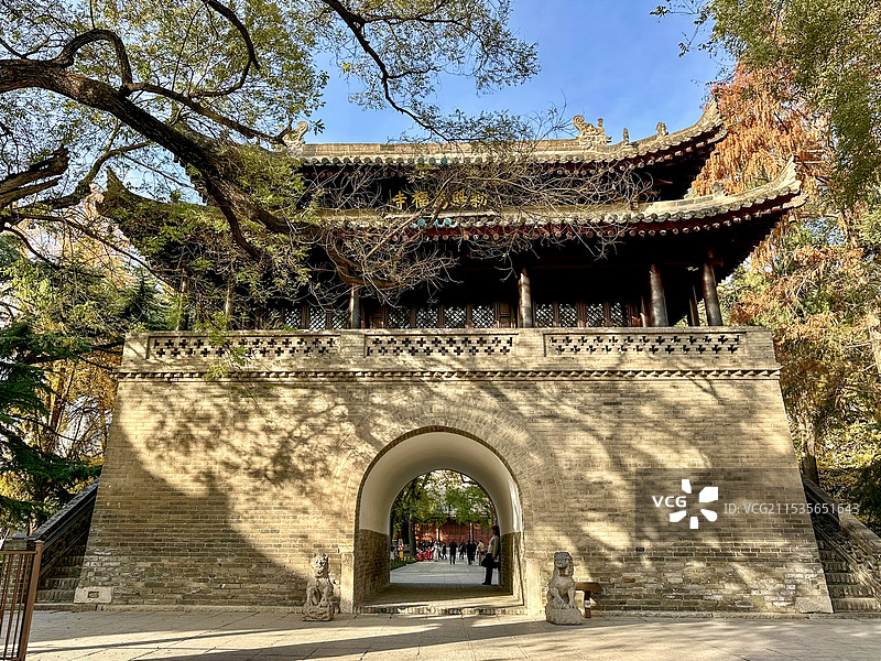 光影中的西安荐福寺图片素材