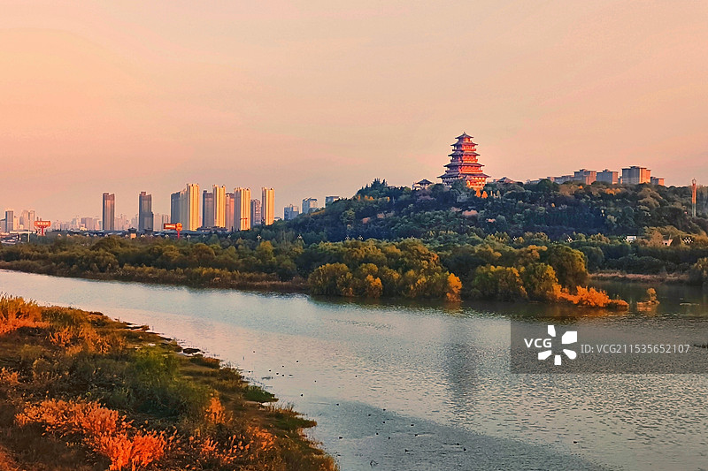 余晖下的河畔图片素材