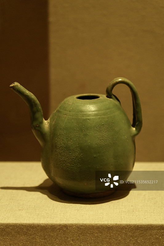 邛窑乳浊绿釉瓜棱棱瓷注壶图片素材