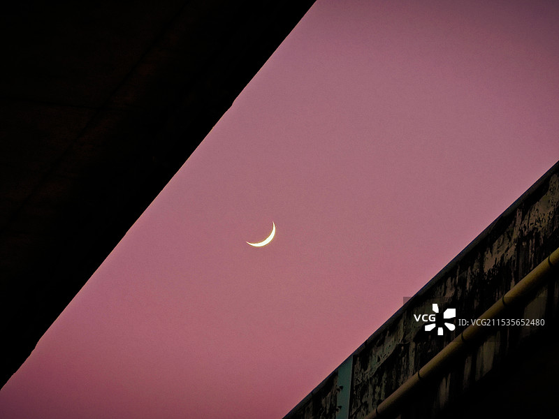 高架桥下仰望月儿弯弯图片素材