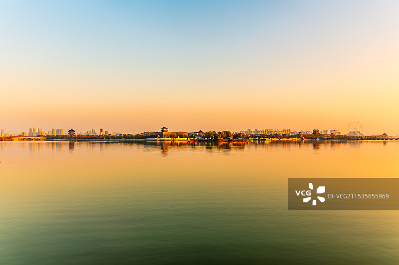 初冬夕照下的的聊城东昌湖--东昌古城角楼24.12图片素材