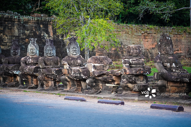 柬埔寨吴哥城南门拔河的雕像群图片素材