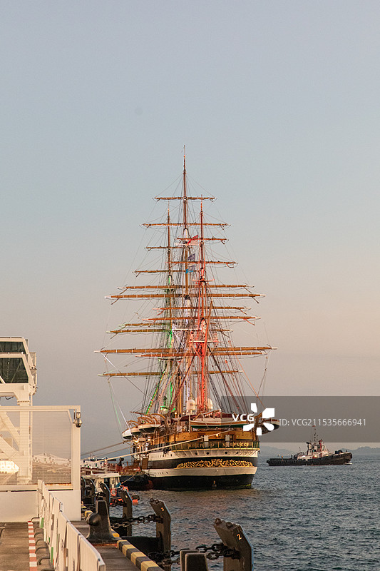 夕阳下的韦斯普奇号图片素材