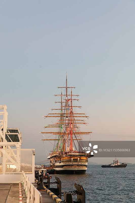 夕阳下的韦斯普奇号图片素材
