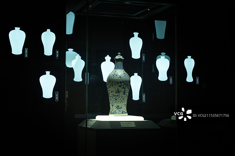 明.嘉靖青花岁寒三友仙人故事图带盖大梅瓶、美人肩异型梅瓶、出自桂林明代靖江宪定王朱任昌莫氏夫人墓。图片素材