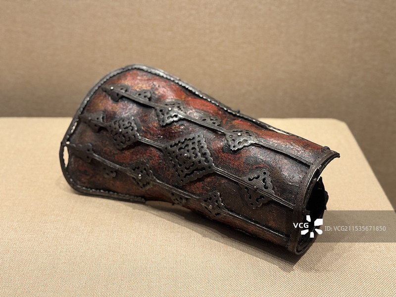 古格王朝大漆彩绘护臂图片素材