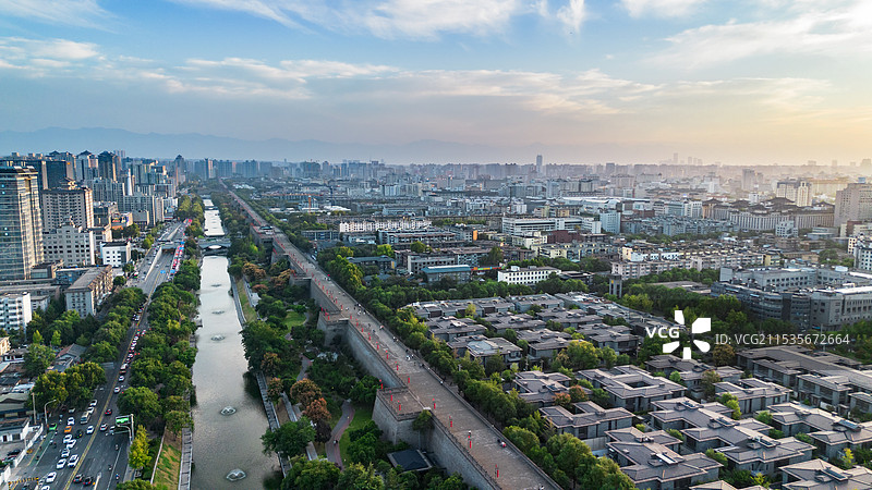 航拍视角西安角楼城墙日落日出城市风光标签图片素材