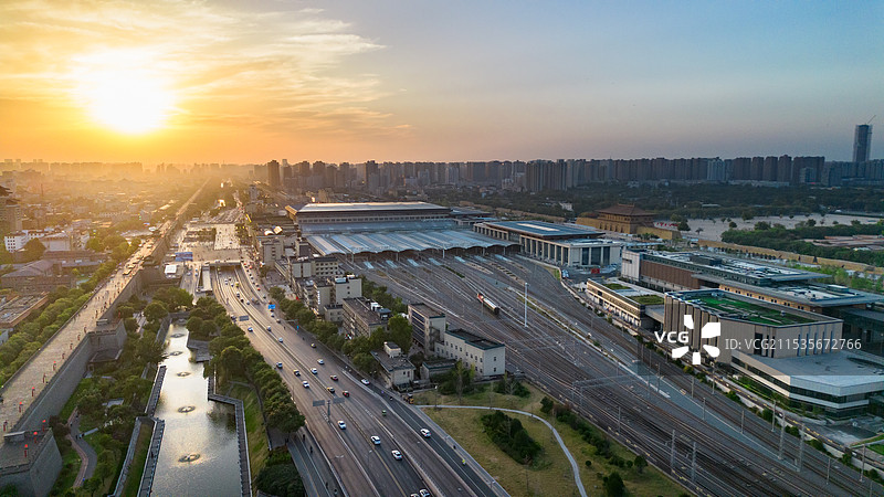 航拍视角西安角楼城墙日落日出城市风光标签图片素材