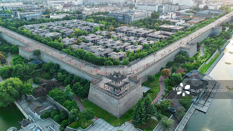 航拍视角西安角楼城墙日落日出城市风光标签图片素材