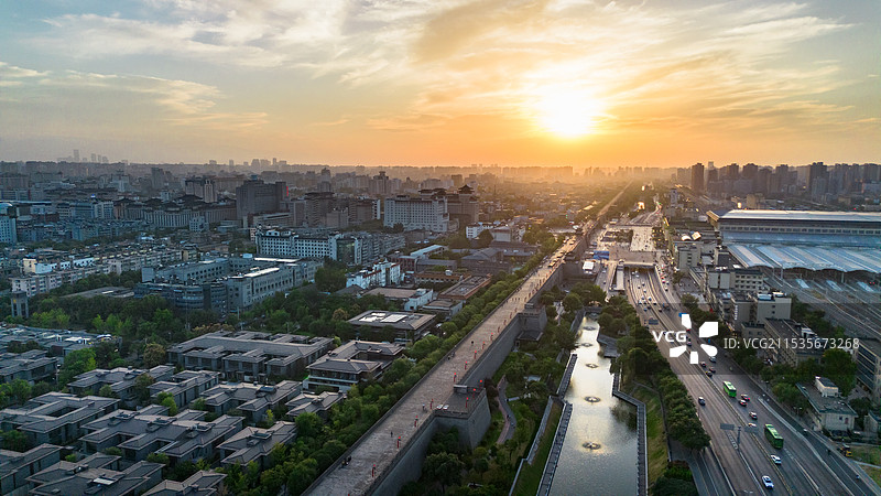 航拍视角西安角楼城墙日落日出城市风光标签图片素材