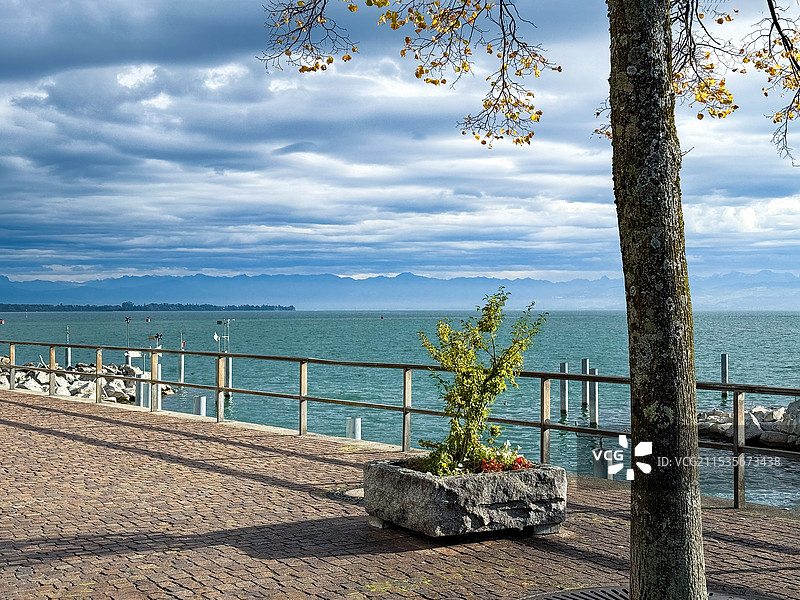 秋日午后暖阳下的博登湖畔图片素材