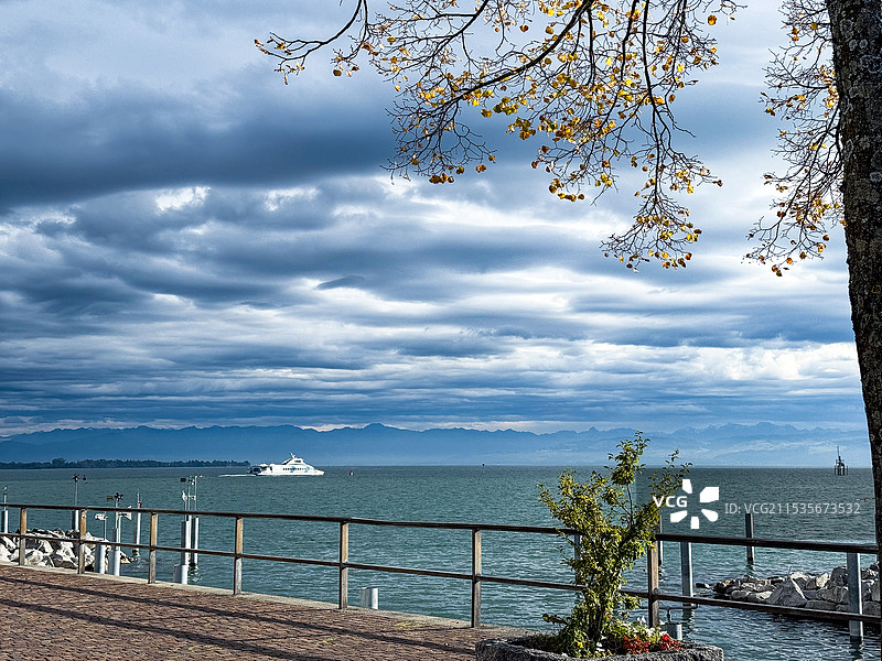 秋日午后暖阳下的博登湖畔图片素材
