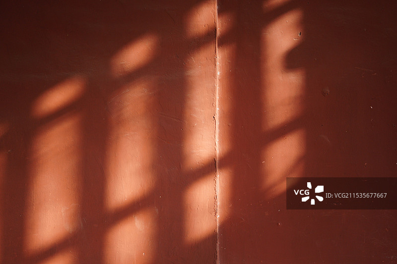 光影投在红色的墙上图片素材